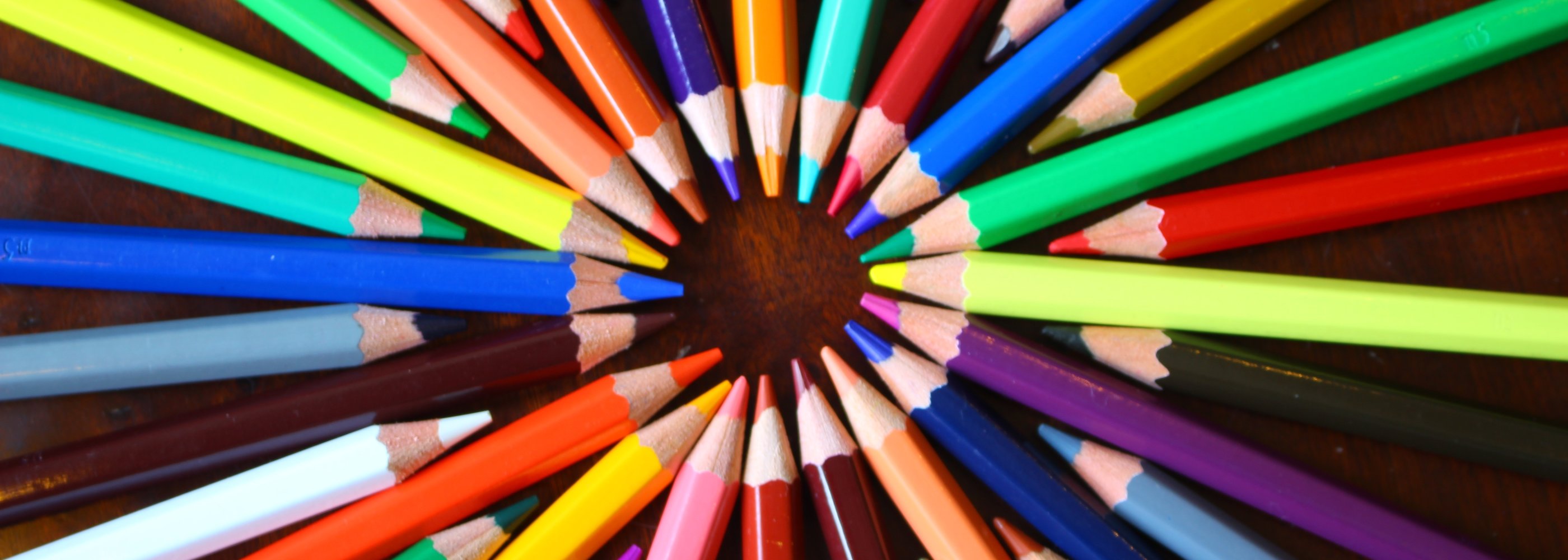 colored pencils lined in circle